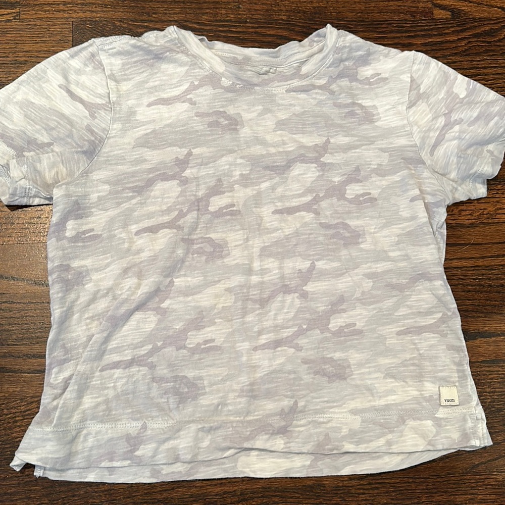 Vuori cropped grey camo tee